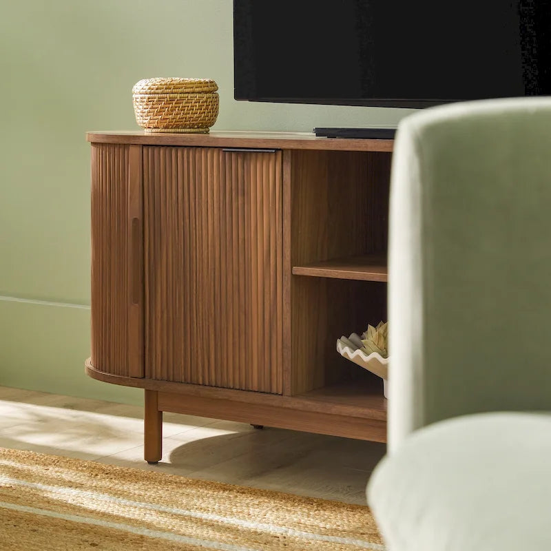 Moderner geriffelter 60-Zoll-TV-Ständer mit abgerundeten Kanten